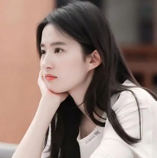 刘亦菲坐高铁被偶遇,侧颜绝美,气质出尘,网友希望能偶遇她