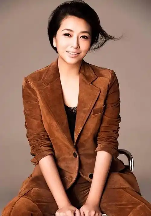 江珊老公陪继女逛街,关系好得和亲生一样,25岁忆心素颜像40岁_生活