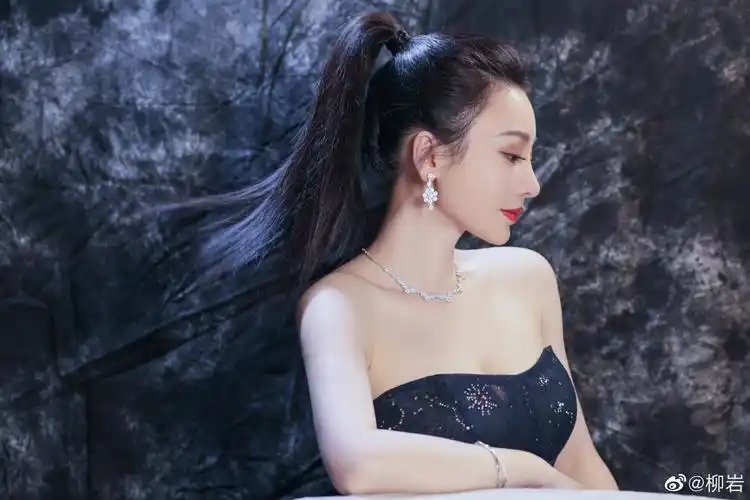 柳岩抹胸裙yyds