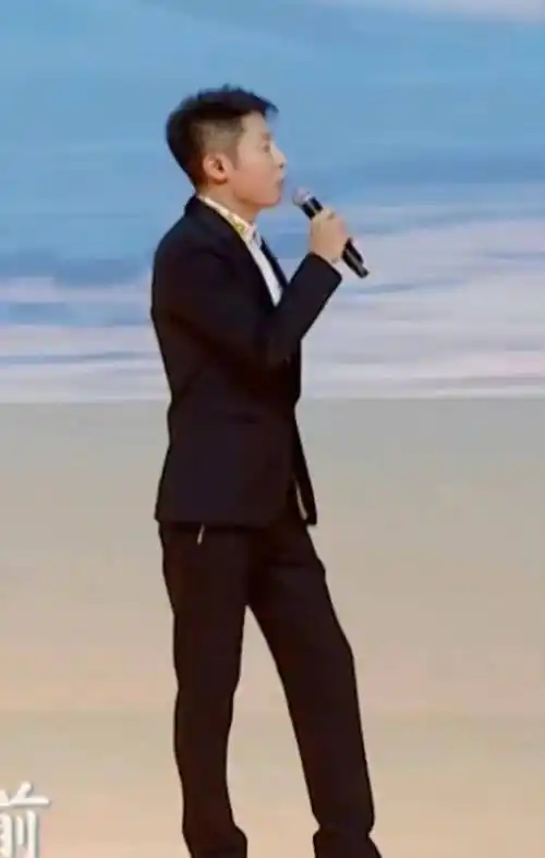 撒贝宁的鞋跟好高!鞋跟最高,但个子对比其他男主持还是矮!