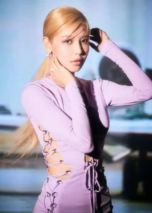 少女时代崔秀英预告照,"纯真性感"芭比娃娃,纤细双腿