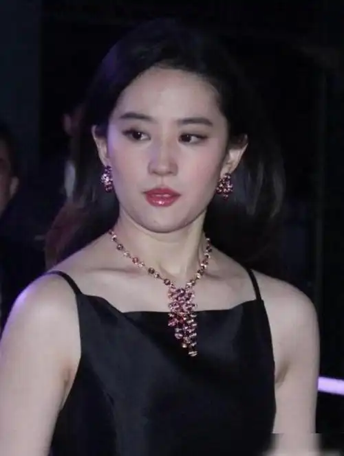 刘亦菲"仙气"消失,33岁身材发福,露肩裙凸显厚实肩膀