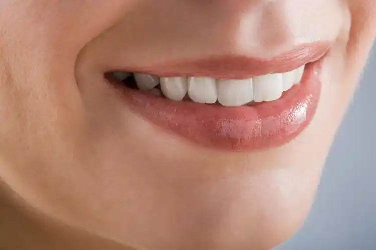 美女图片-阳光下清纯的美女素材-高清图片-摄影照片-寻图免费打包下载