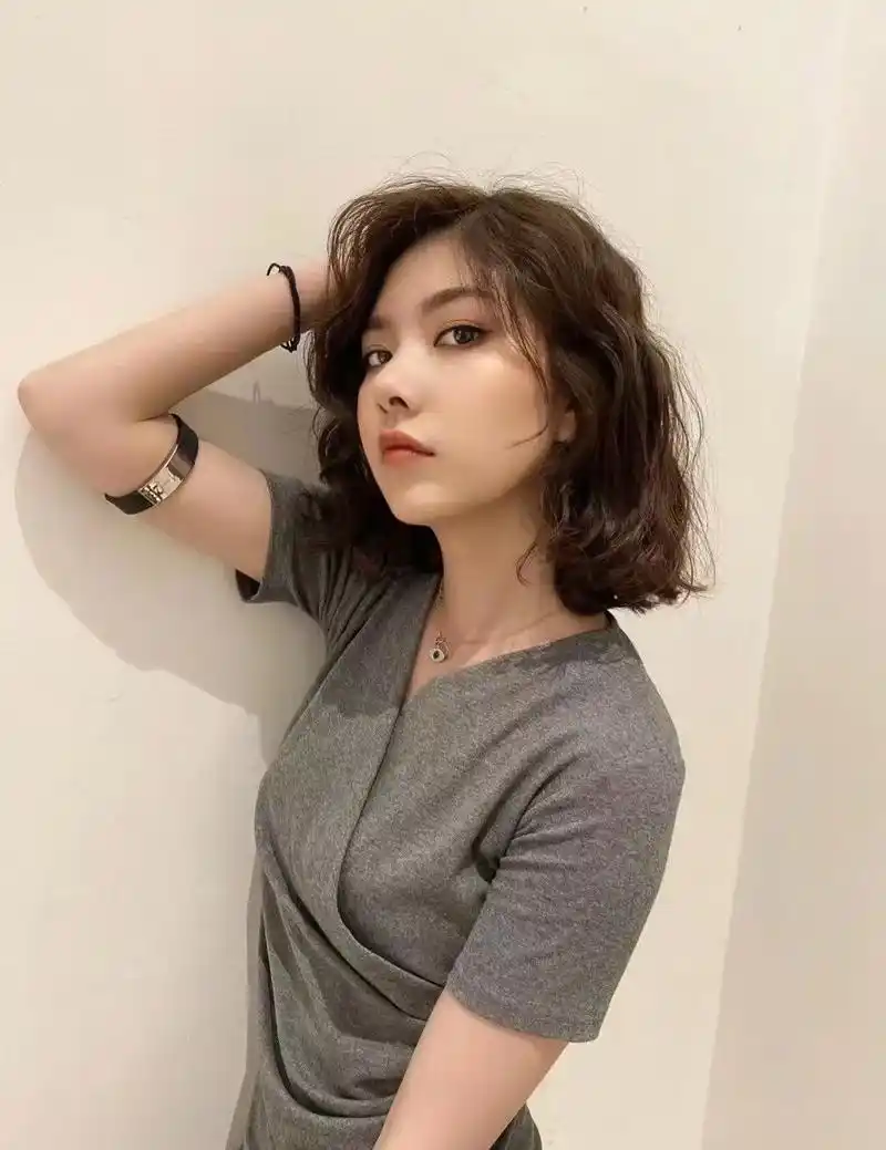 一刀切烫发不挑脸型短发尴尬期救星 不挑脸型的齐肩法式 - 抖音