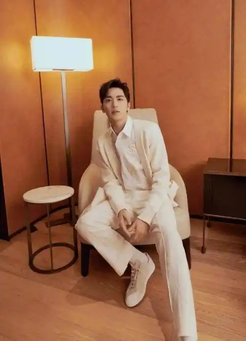 许魏洲全新大片,白西装造型简约干练,刺绣衬衣精致养眼