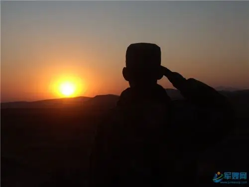训练完毕,用敬礼的右手向夕阳告别.