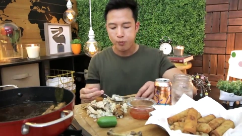 帅哥胃口太大了 吃这么丰盛的大餐 看表情好享受