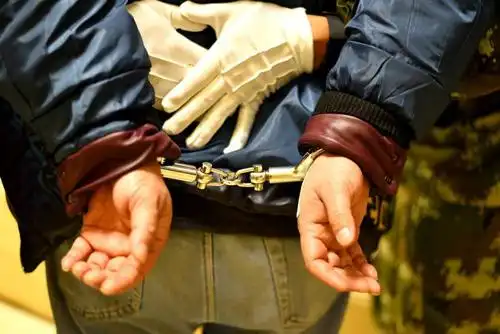 蒙面悍匪当街抢金店仅40分钟就被擒