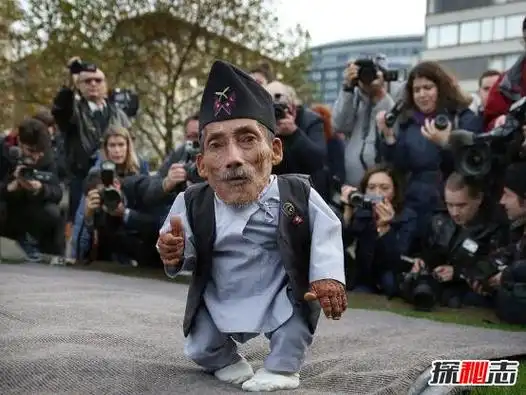 世界上最小的人只有9斤重,英国三岁拇指姑娘(只能穿娃娃装)