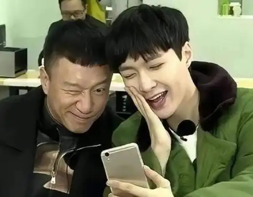 张艺兴孙红雷互动惹争议,网友质疑动机不纯,三字词误导人想歪