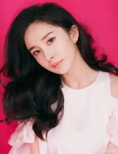 杨幂发际线又回来了!自拍少女感爆棚颜值回春