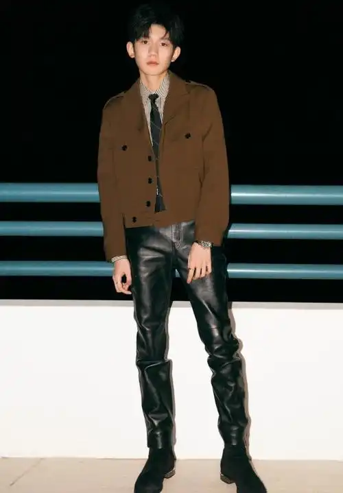 活力少年王源,穿衣风格百变时尚,可炫彩帅气,可青春阳光