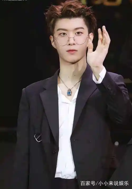 当男星梳起大背头,蔡徐坤真是意气风发,神颜吴世勋无所畏惧啊