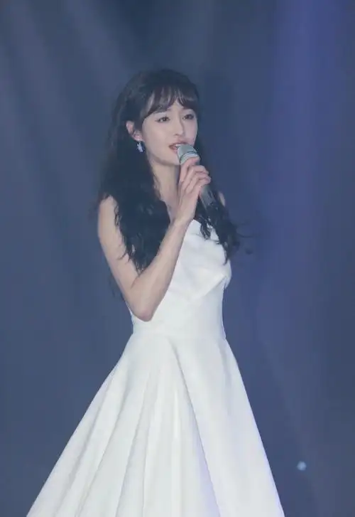 郑爽穿白色连衣裙变回小仙女,和前任张翰隔空同框了