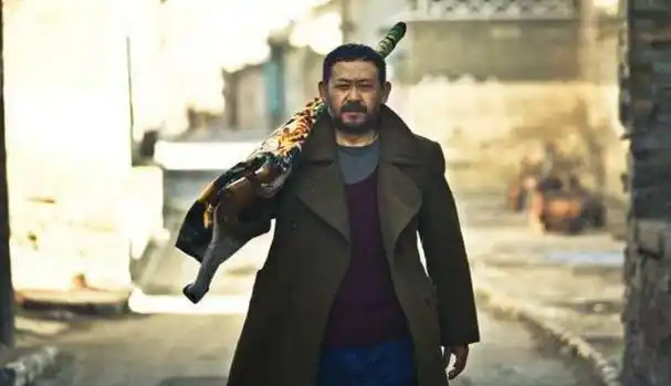 "胡文海"影视剧形象村中接连响起"砰!砰!