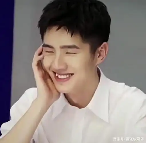 刘昊然会在你微笑时展现小虎牙真可爱,这是一个充满着青春呼吸的微笑