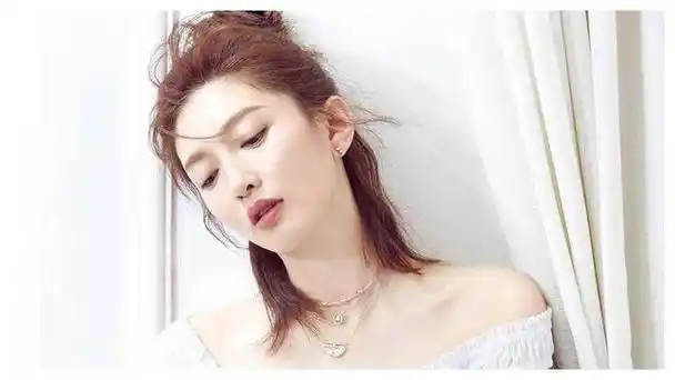 江疏影穿着蓝色和粉色衣服,展现出了无懈可击的身材和迷人的气质