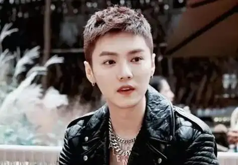 鹿晗惊艳亮相gucci大秀!突破自我换发型,寸头尽显时尚态度!