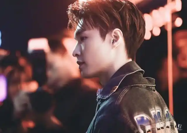 我侧头看着他的侧脸,他身上总有一种让人移不开眼的魔力. 张艺兴噗.