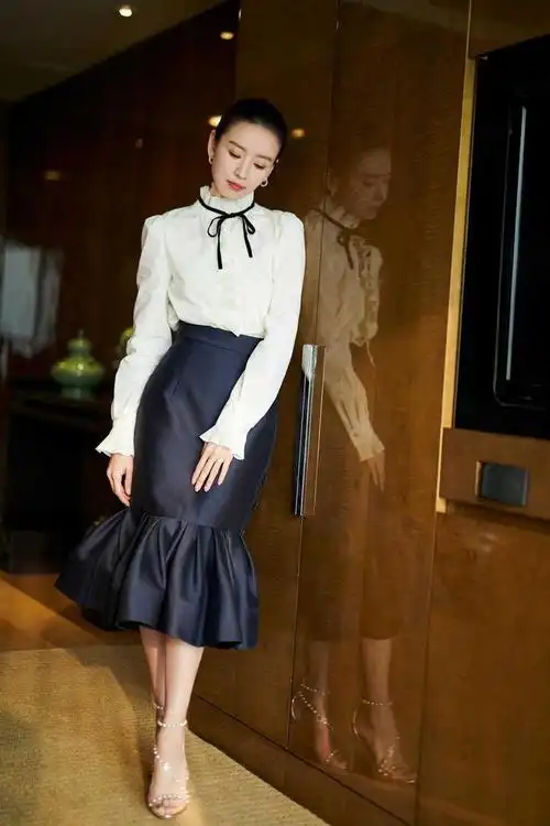 "董洁"这高级感真让人服气,穿格纹西装,在国外气质都升华了|衬衫|军训