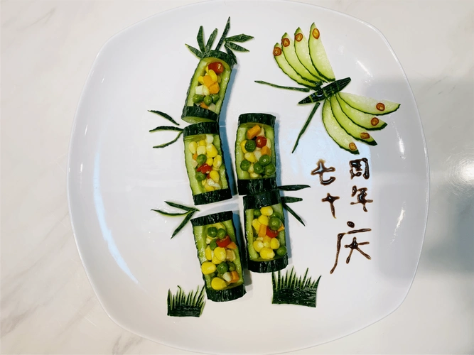 向守军菜品说明:什锦菜本意和顺长久,作品以竹为造型,展现了公司70年