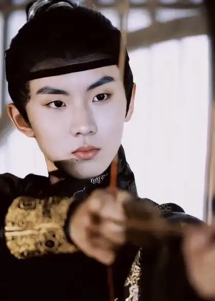 马嘉祺古装造型公开,射箭时气宇轩昂,眼神让粉丝坠入爱河