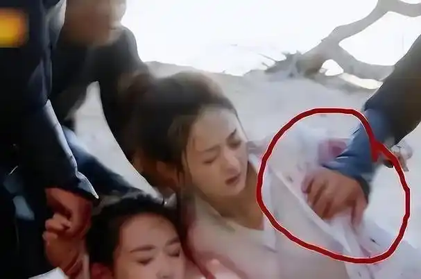 假借拍戏之名,实则伸"咸猪手","假戏真做"的内娱真挺离谱