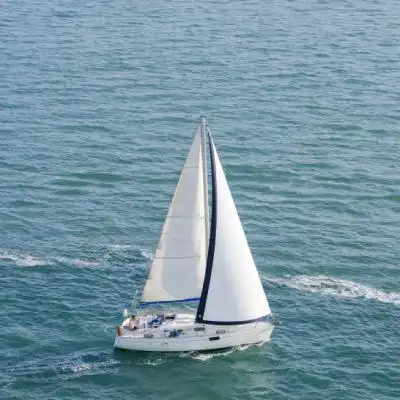 大海帆船微信头像 海面航行的唯美帆船图片