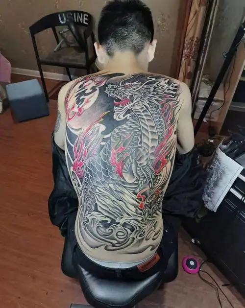 麒麟纹身图片_背部新传统老传统纹身图案