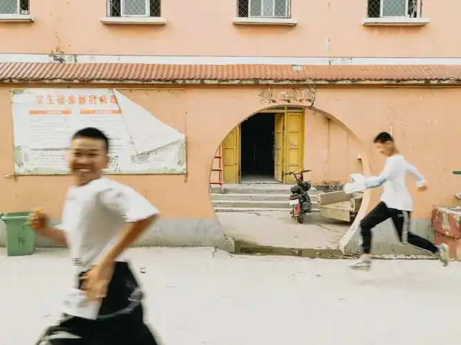 下课铃响起第一个出来的一定是坐在后排的