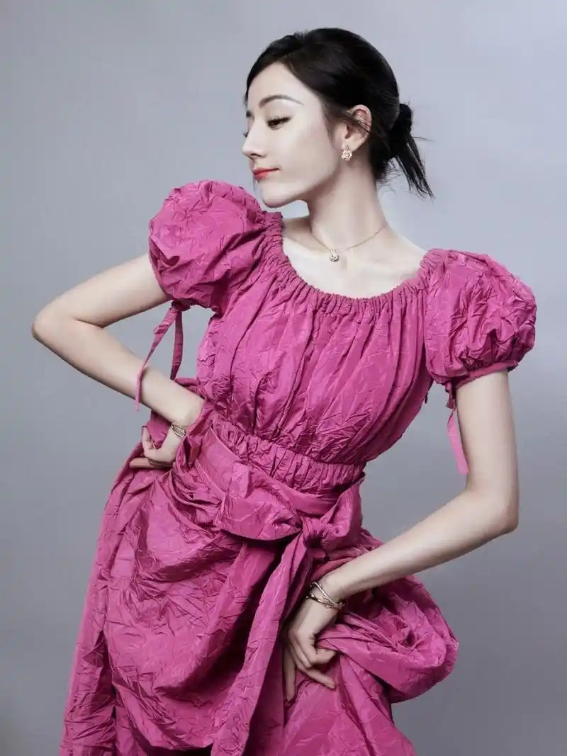 pcstar#  迪丽热巴最新活动造型,身着一袭玫红色连衣裙美艳动人,这是