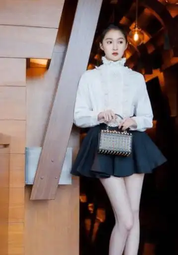 关晓彤不当模特可惜了,抹胸配牛仔裤气场全开,又高又瘦美得高级