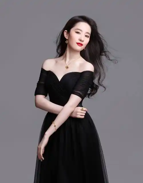 刘亦菲的美是一种经典,皮肤白皙光滑,身材苗条,如同江南水乡一般的