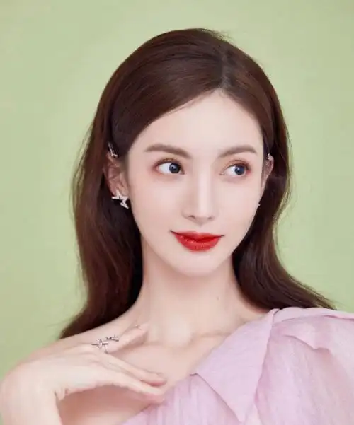 金晨玩水旧照流出,穿泳衣大秀好身材,满脸笑容显开心_网友_评论_小哥