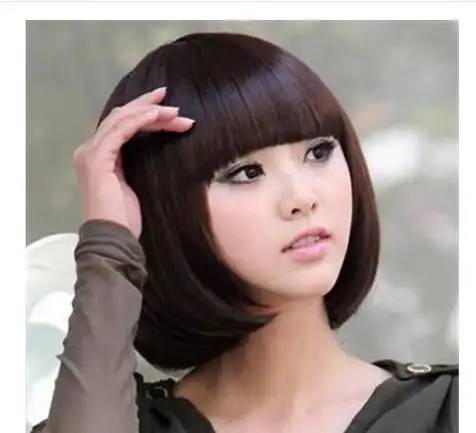 头顶与刘海短发用沙宣美发技术打造成蓬松光滑的向前造型,厚厚的刘海