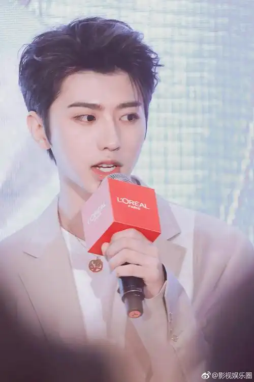 娱乐圈180 club男明星了解一下朱一龙180,胡一天188,肖战183,王一