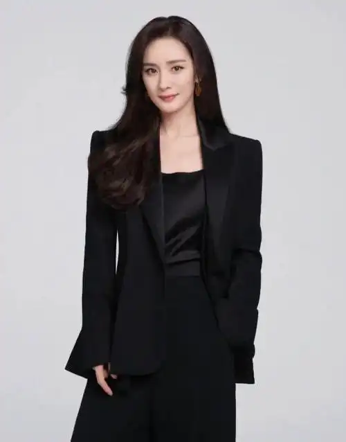 女明星超飒西装合集:童静,杨幂,陈都灵最抢眼,你被谁帅到了?