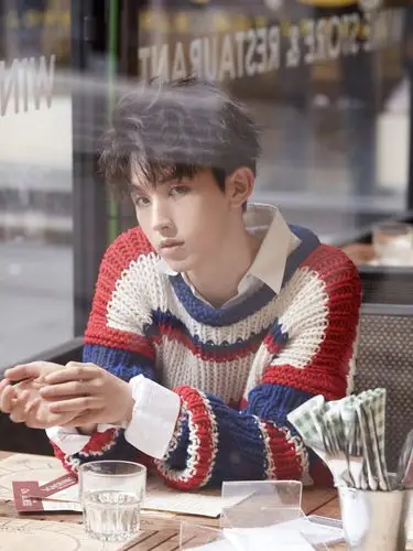 郭俊辰圣诞色毛衣