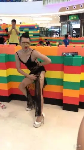 辣眼睛昨天桐乡人的朋友圈都被这个透视装小内裤高跟鞋的妖男刷屏了