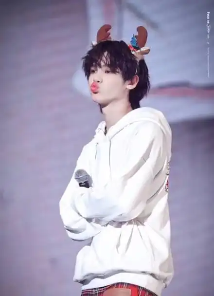 嘟嘴的昊昊好可耐!@黄明昊justin