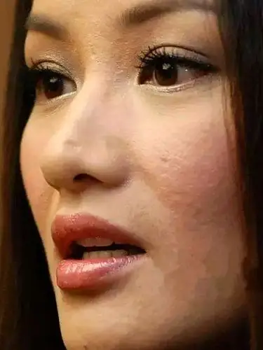 立刻震惊了:照片中的女星虽然颜值依然在线,但整体面部毛孔粗大,黯淡