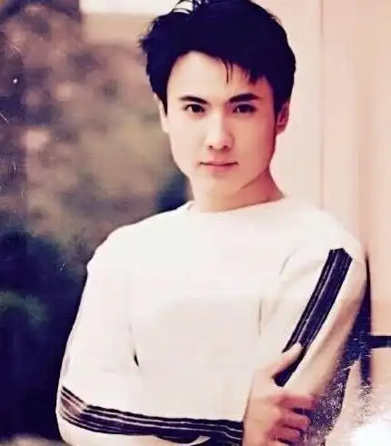 军艺校草沈腾十年前照片,对比现在,网友:岁月是把"猪饲料"