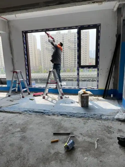 安装窗户的师傅真都是艺高人胆大啊