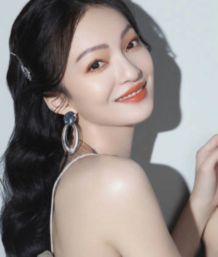 "小天后"张韶涵发性感写真,网友表示爱了,既大尺度又有女王范