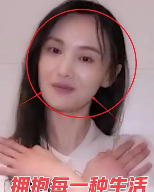 郑爽录制视频忘开美颜素颜下皮肤很真实这发际线是认真的