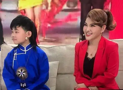 乌兰图雅瘦太多变苗条大秀凹凸有致好身材却被嘲像套了垃圾袋