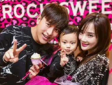 贾乃亮澄清和王子文恋情后,李小璐戴戒指和情侣手链,疑隔空表白