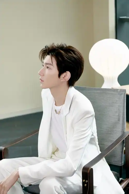 王源现身上海某活动 纯白西装造型彰显独特魅力