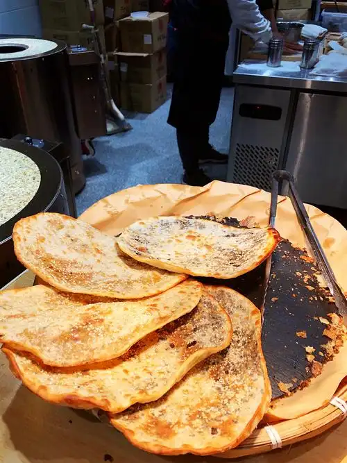 排队30分钟才买到,这家卖锅盔的还能火多久?