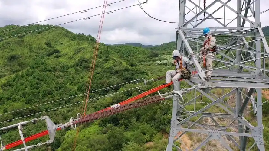 国网福州供电公司对线路三相绝缘子均压环进行带电紧固_哔哩哔哩_bili